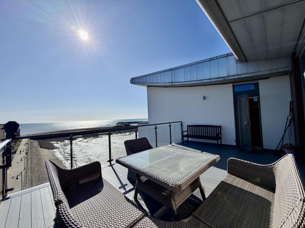 Property photo 2 of 18 Terrace / Patio