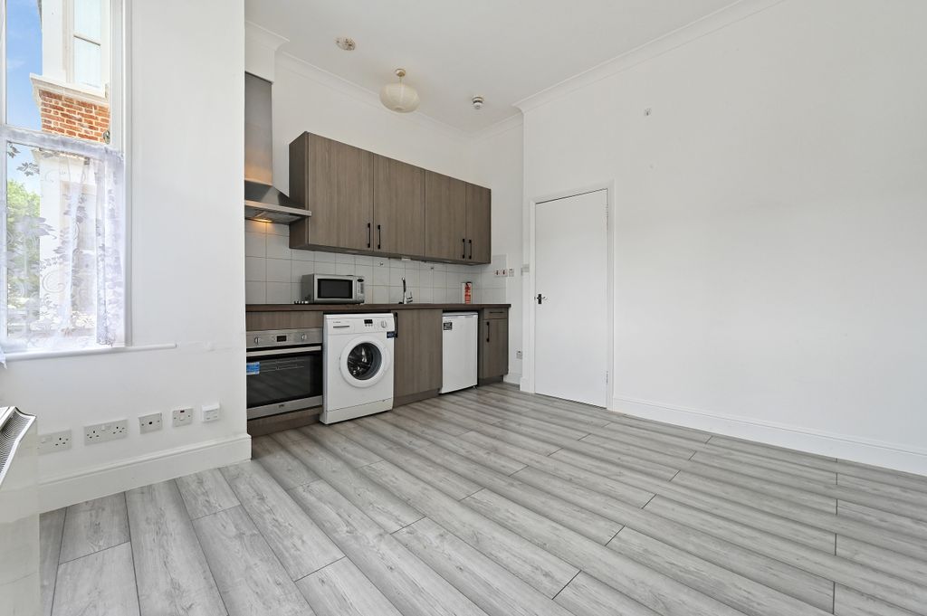 Property photo 2 of 6 Ahcs - Flat 1, 53 Blenheim Gardens - Reception9 (1).Jpg
