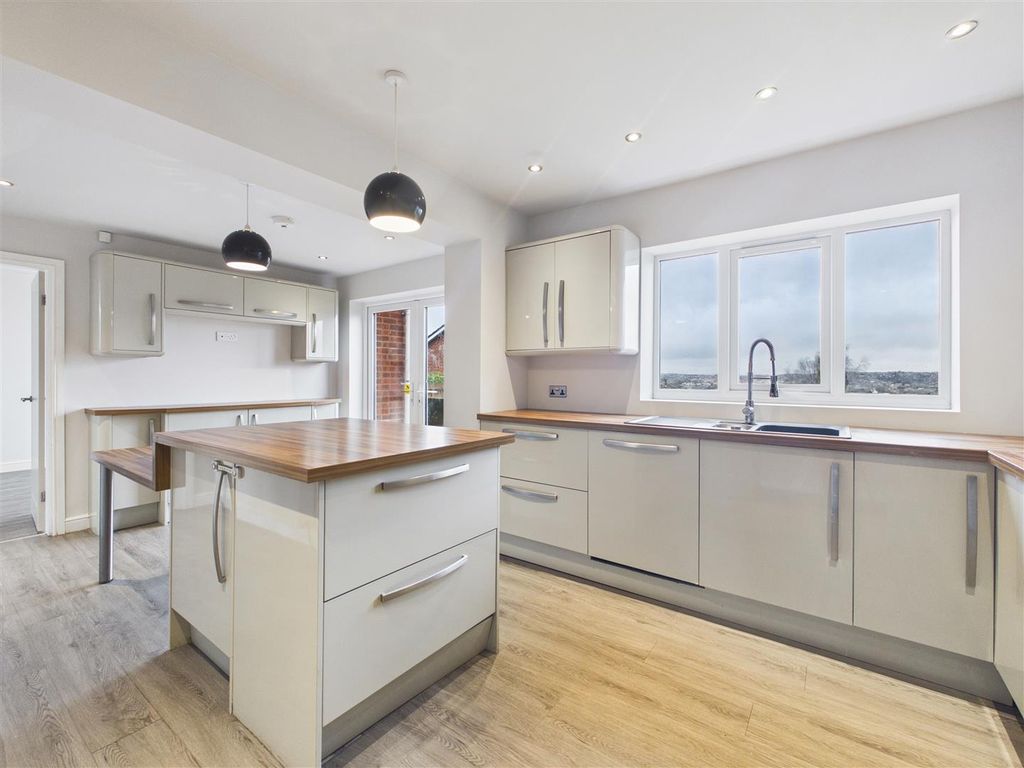 Property photo 3 of 26 Cam05476G0-Pr0124-Still020.Jpg