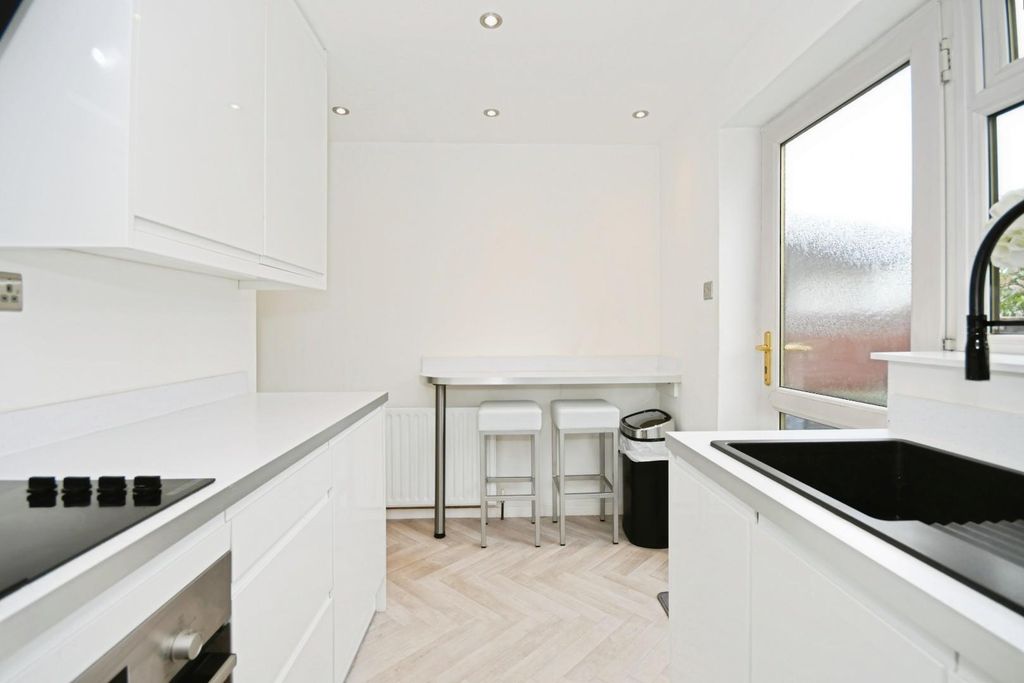 Property photo 3 of 18 Kitchen 03.Jpg