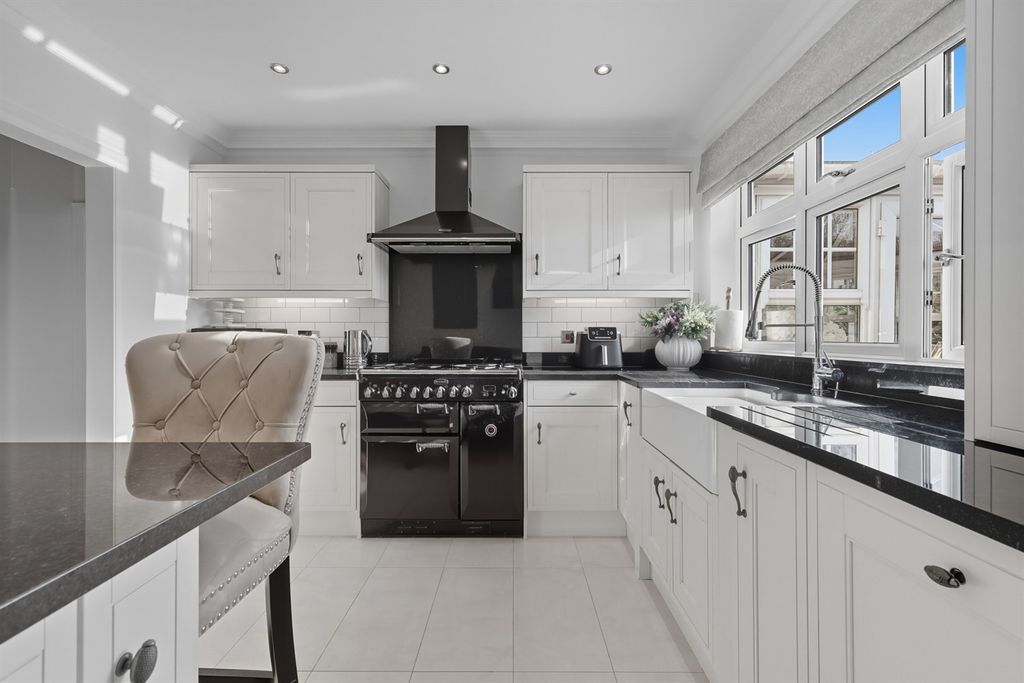 Property photo 3 of 45 Slewins Lane