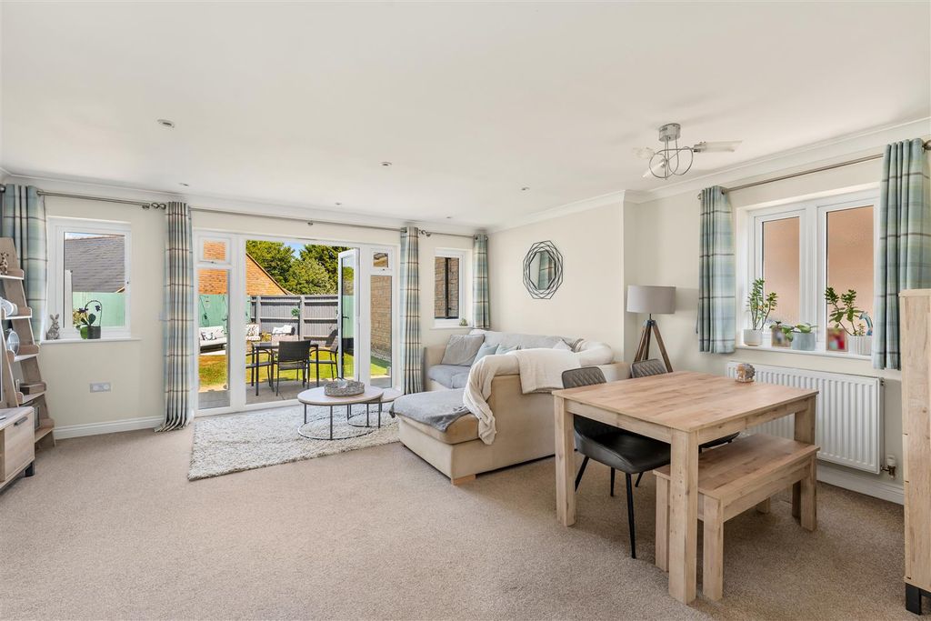 Property photo 2 of 19 7 Aldous Drive, Bloxham-10.Jpg