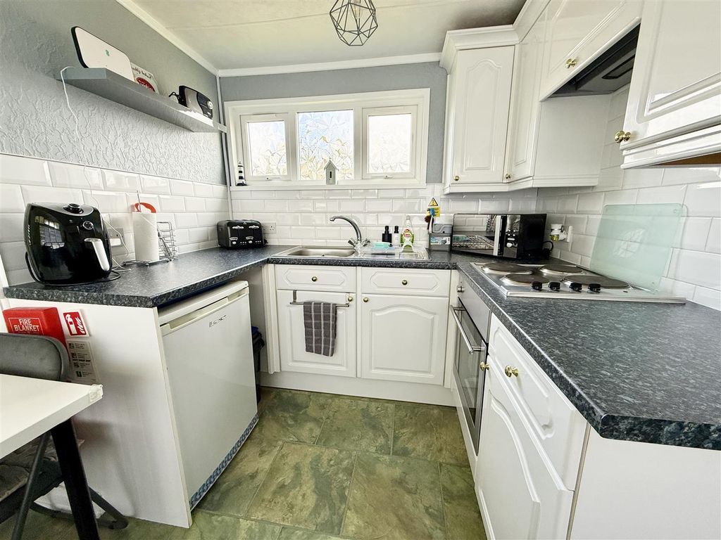 Property photo 3 of 10 Kitchen