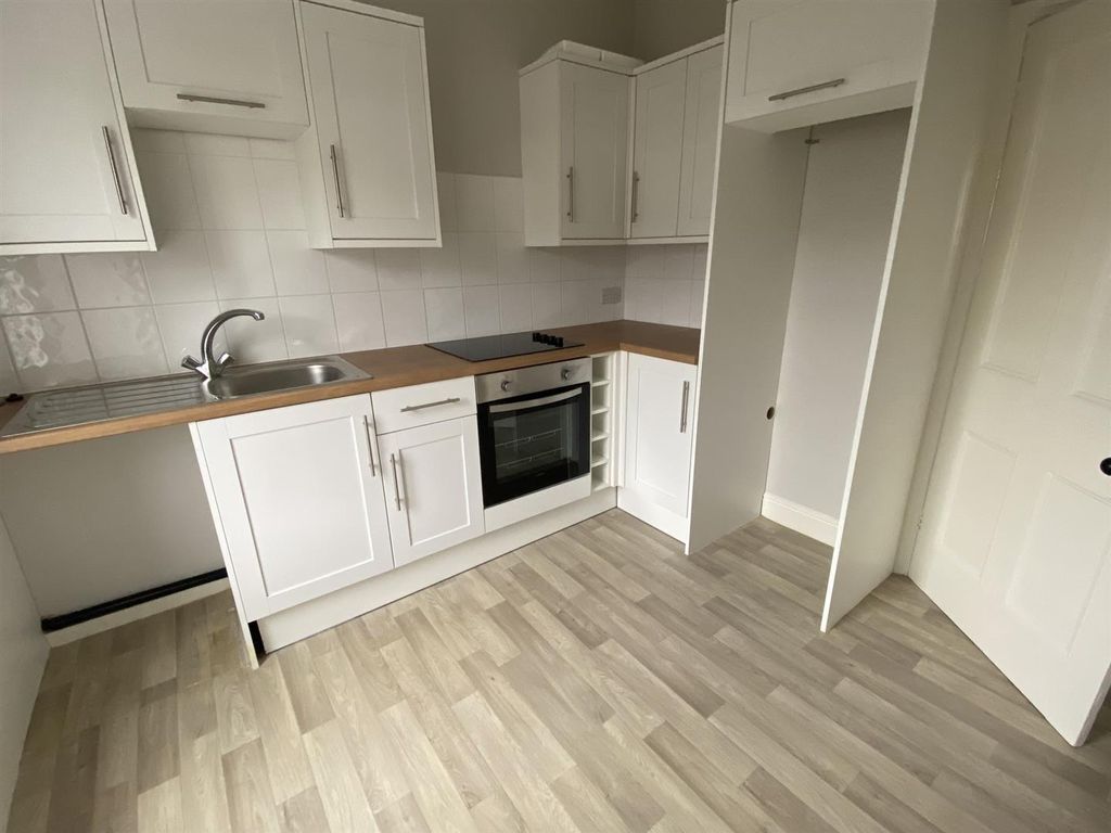 Property photo 3 of 12 Kitchen