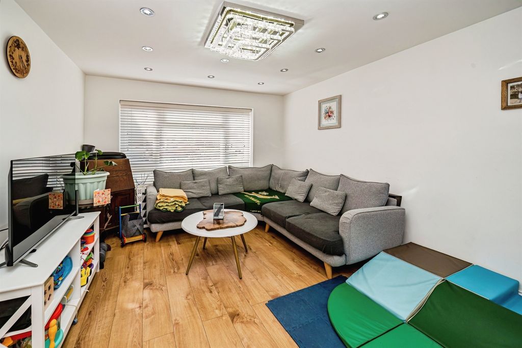 Property photo 3 of 18