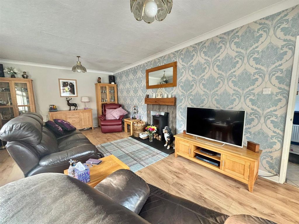 Property photo 3 of 33 Lounge