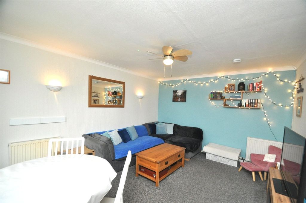 Property photo 3 of 16 Living Room (2)