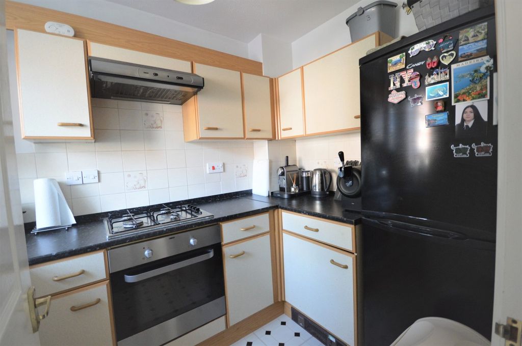 Property photo 3 of 7 Kitchen