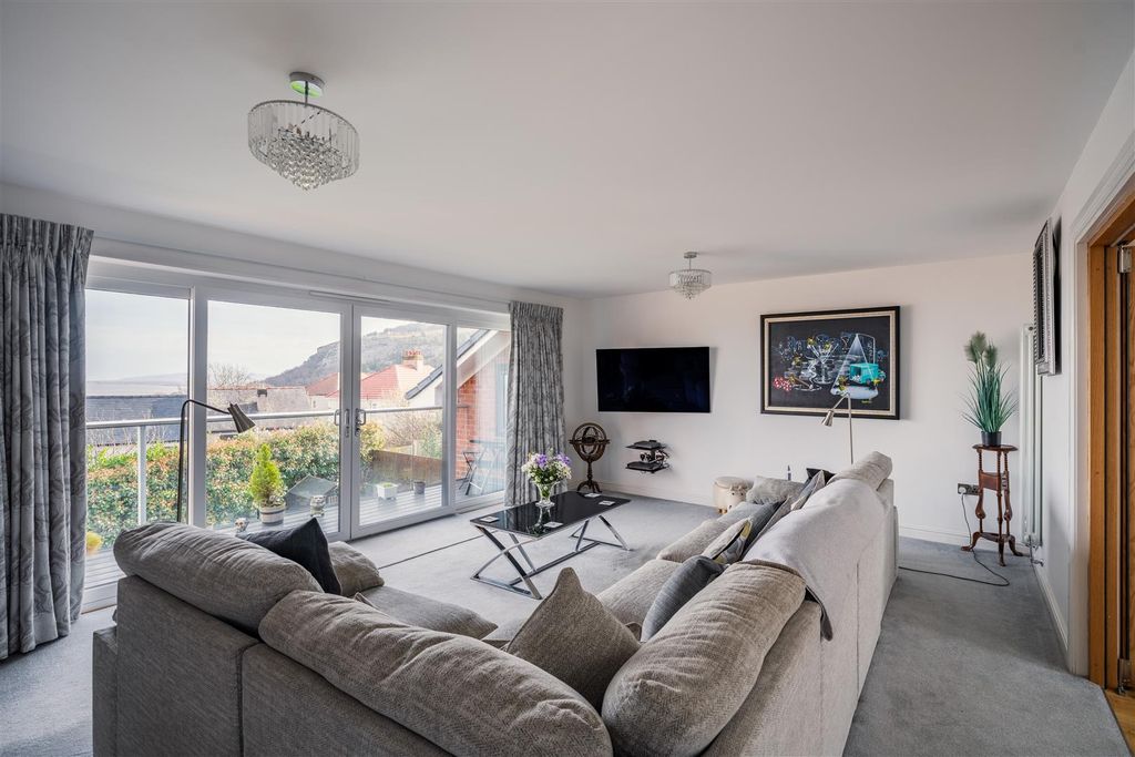 Property photo 3 of 36 Lounge