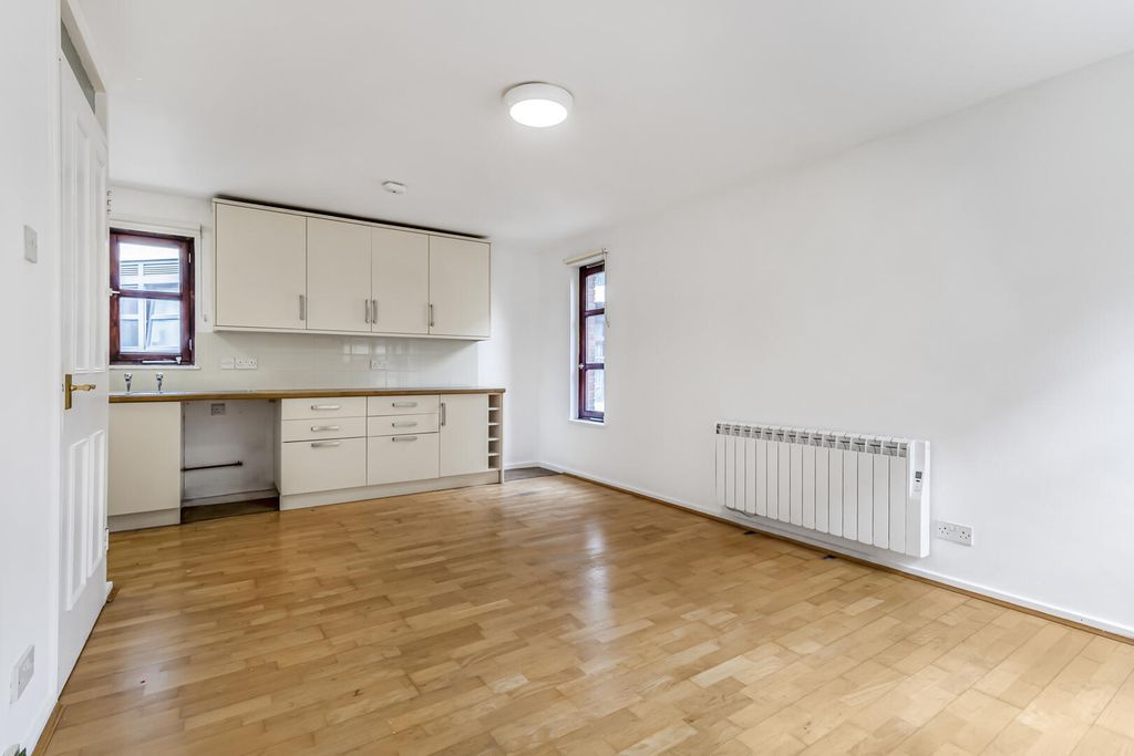 Property photo 3 of 10 Reception/Kitchen