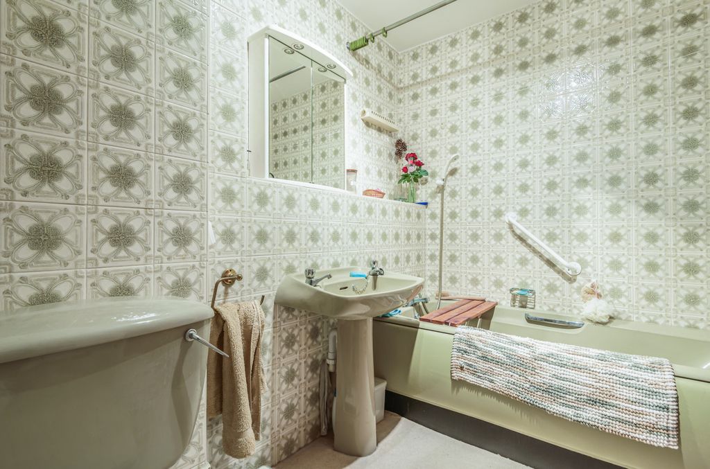 Additional image 8 of 3 bed flat for saleCriagleith, Grove Road, Beaconsfield HP9