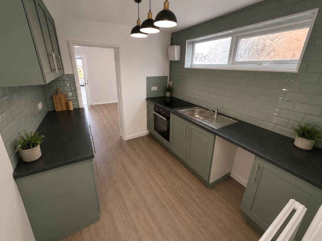 Property photo 2 of 11 Kitchen