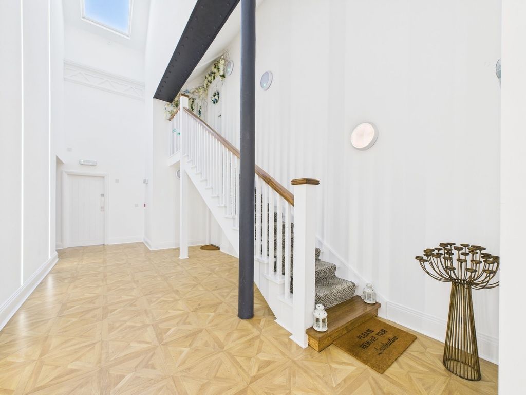 Property photo 2 of 27