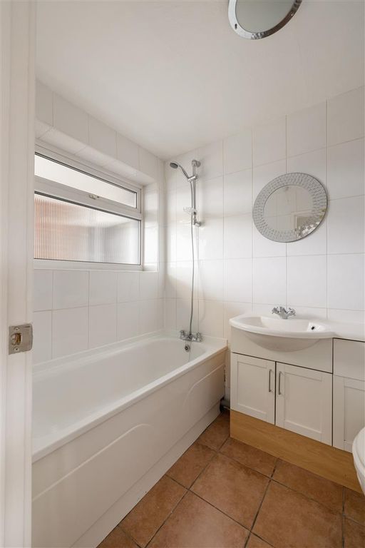 Property photo 3 of 15 Lynwood Close, E18