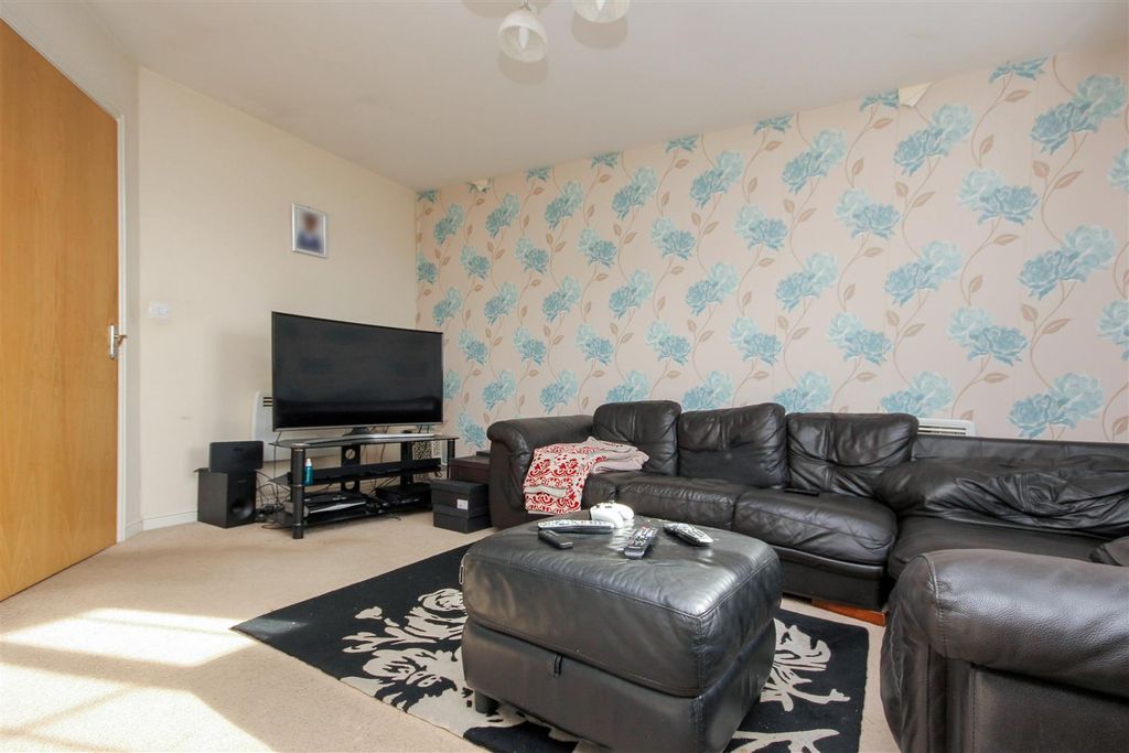 Property photo 3 of 11 Lounge