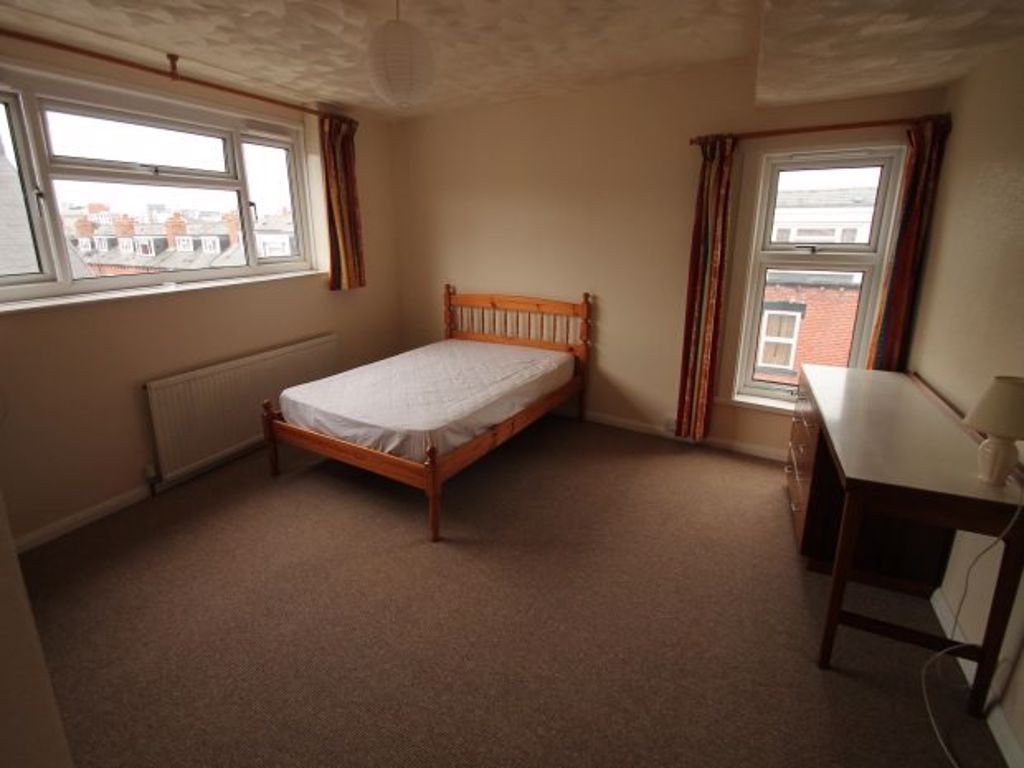 Property photo 1 of 17 Bright, Neatly Presented Double Bedroom With A Woo...