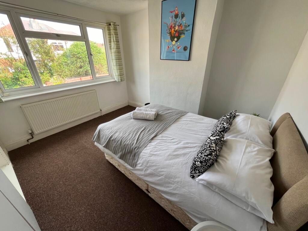 Property photo 1 of 7 Bright, Neatly Presented Double Bedroom With A Com...