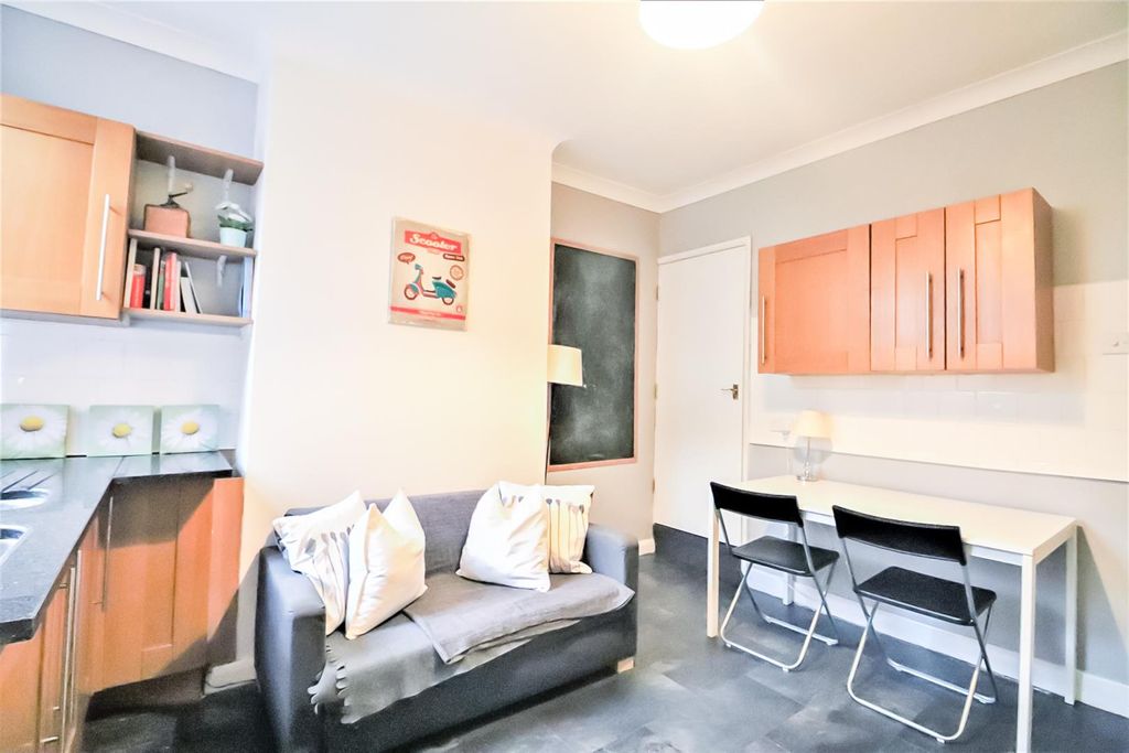 Property photo 2 of 9 4 The Limes 2.Jpg