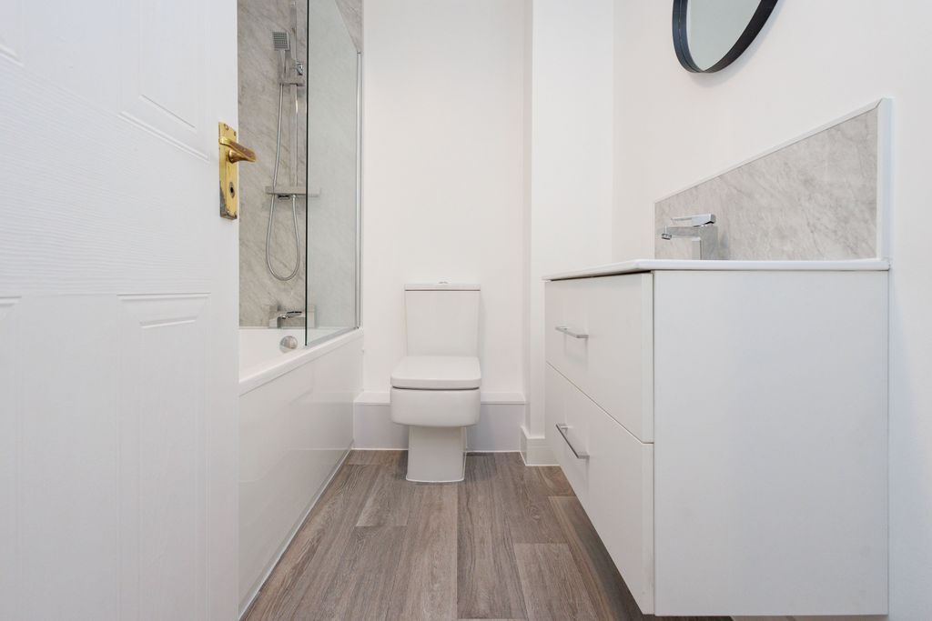 Property photo 3 of 11 Bathroom