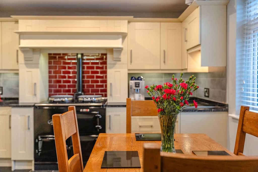 Property photo 3 of 27