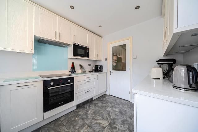 Property photo 3 of 20 Kitchen