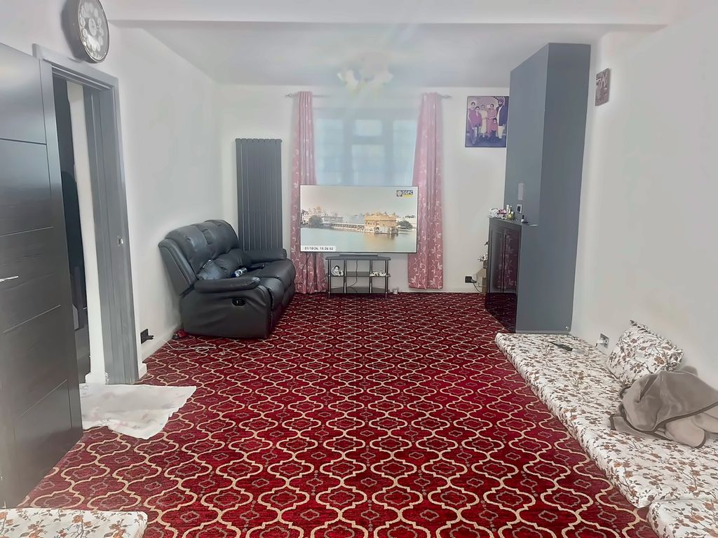 Property photo 1 of 6 3 Bed Semi-Detached House For Sale Cranford Lane, Hounslow Tw5 9He