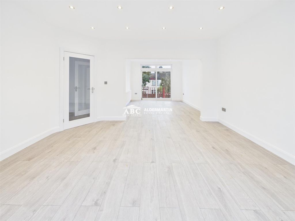 Property photo 3 of 14 Cam03827G0-Pr0125-Still003.Jpg