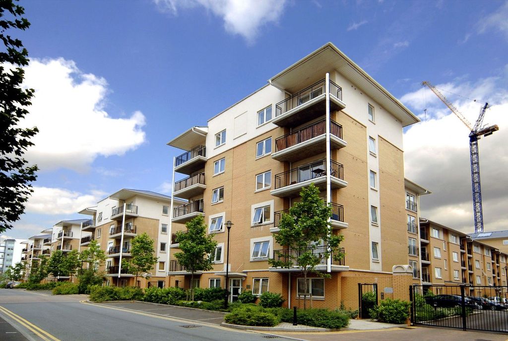 Property photo 1 of 2 2 Bed Flat To Rent Sail Court, London E14