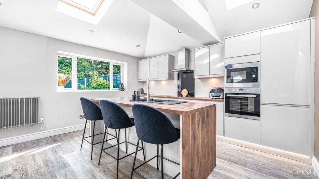 Property photo 2 of 46 4528904
