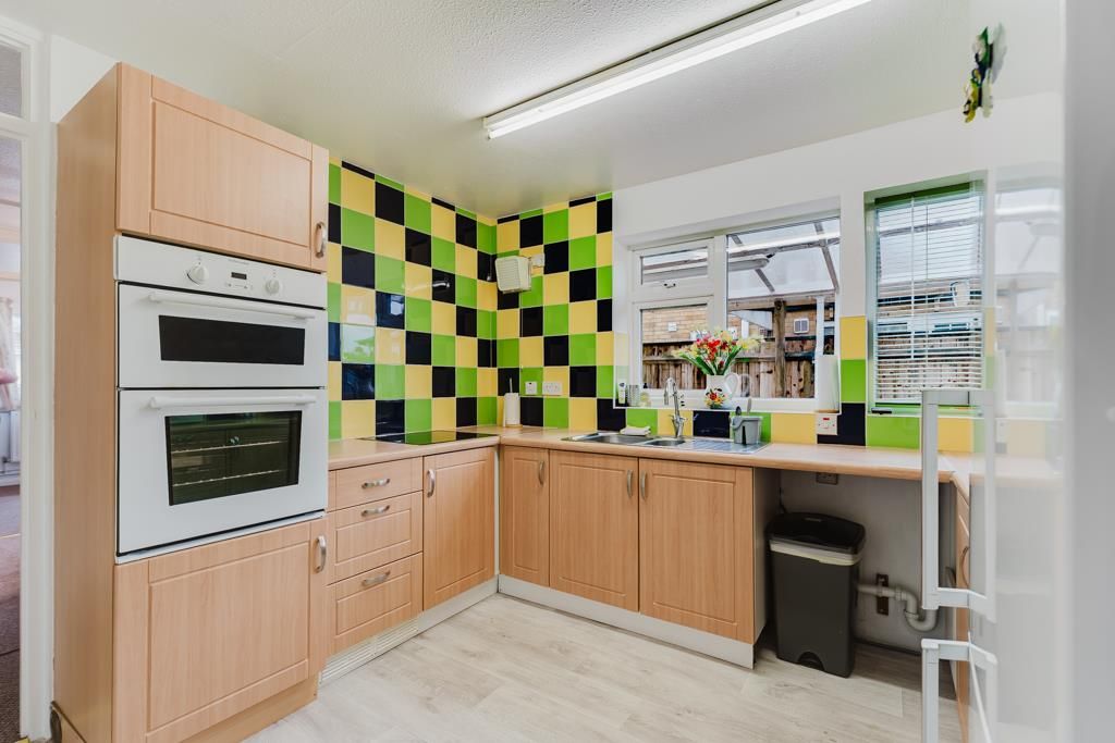 Property photo 3 of 24 14 Shakespeare Drive, Burton Latimer (10 Of 24).Jp