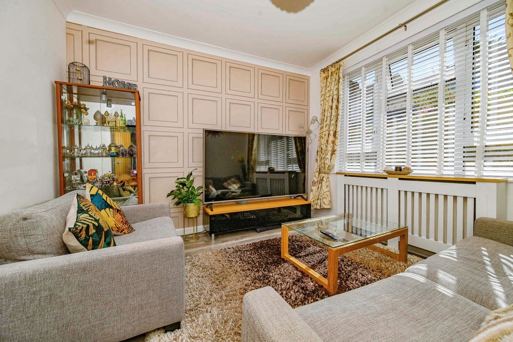 Property photo 2 of 16 Luton-19