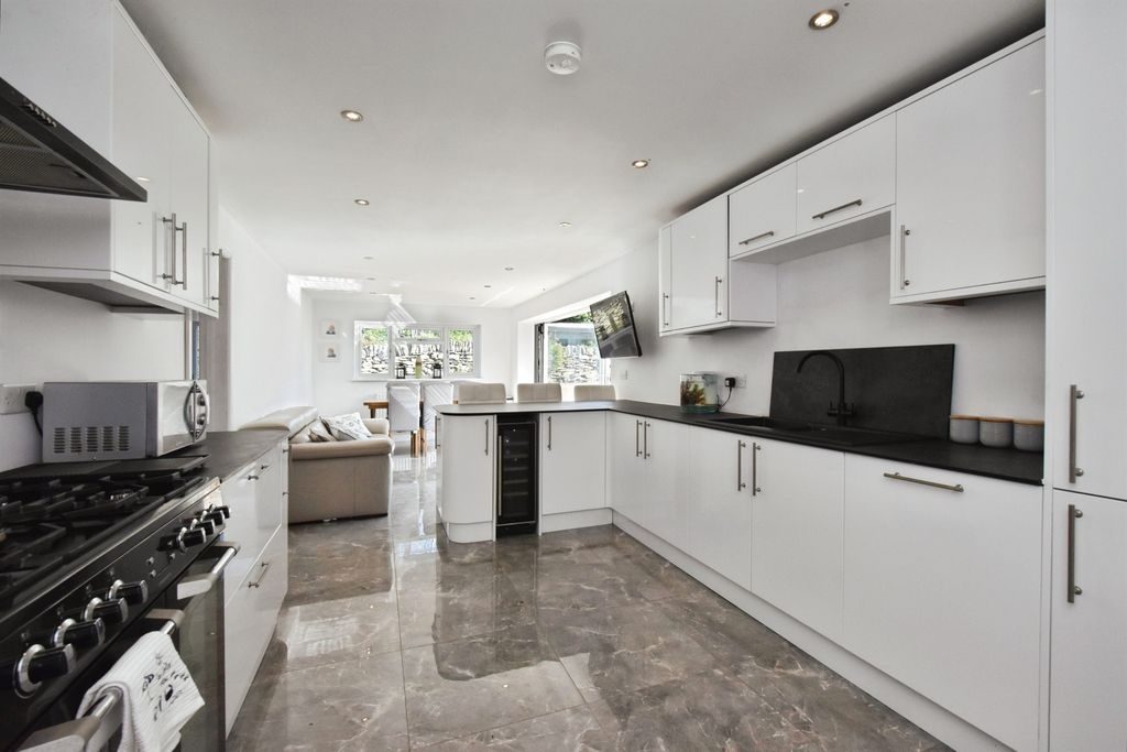 Property photo 3 of 31