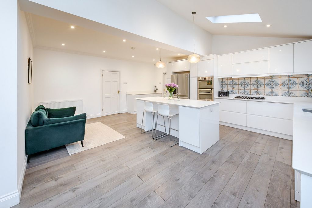 Property photo 2 of 26