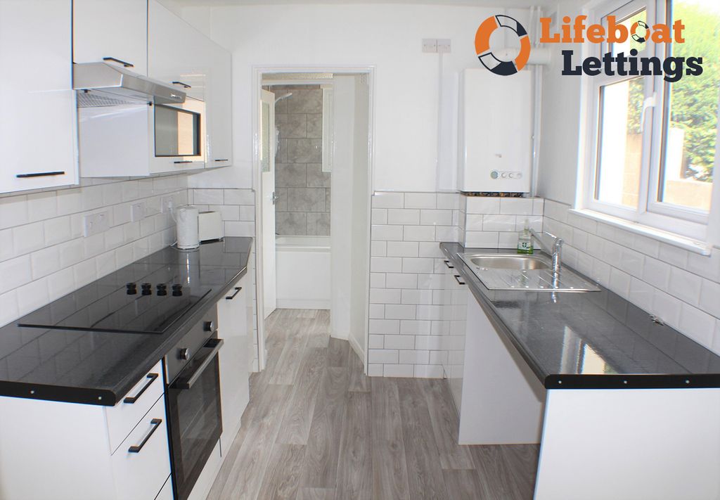 Property photo 2 of 8 Kitchen