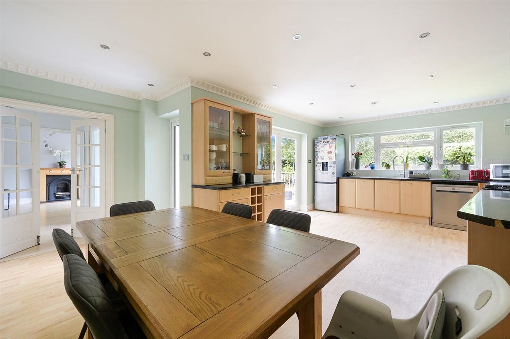 Property photo 2 of 13 Nork Gardens (15).Jpg