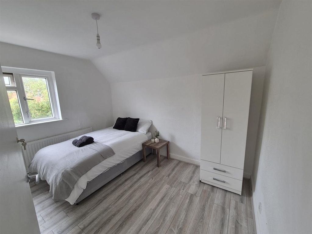 Property photo 2 of 5 Bright Bedroom With Wardrobe And Wood-Style Floors...