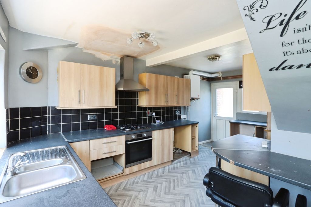 Property photo 3 of 15 Kitchen