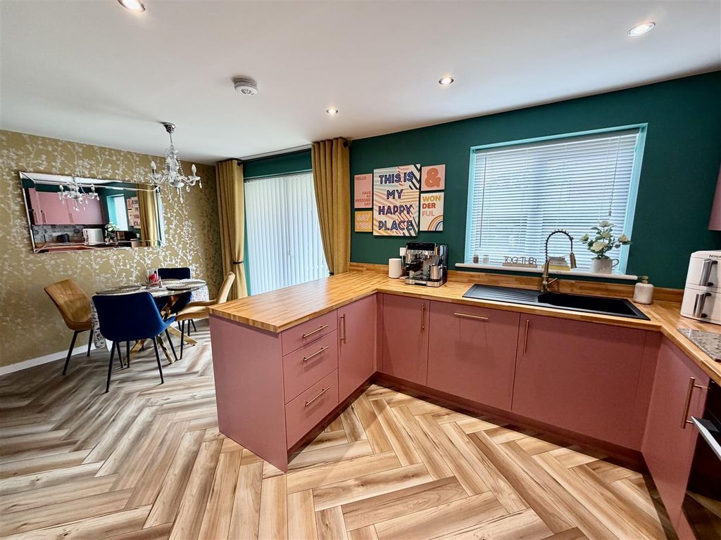 Property photo 3 of 20 Kitchen Diner