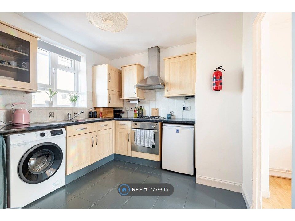 Property photo 3 of 14 Kitchen (Gas Stove)