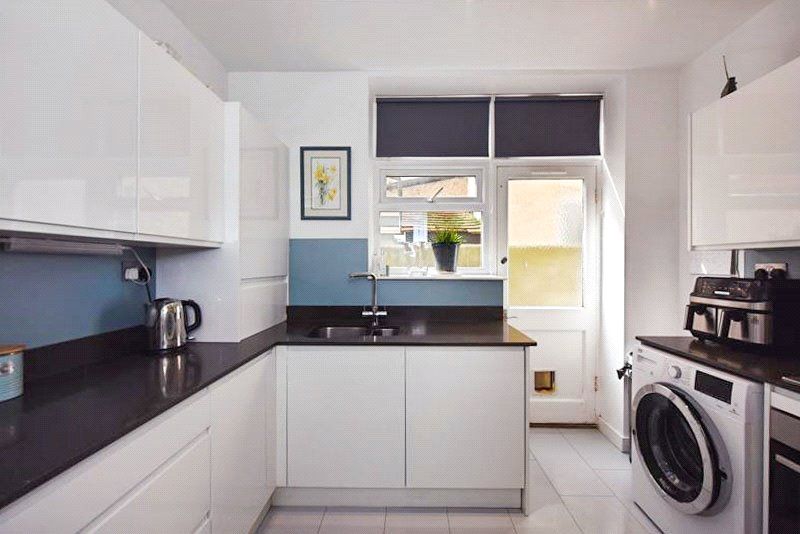 Property photo 3 of 14 Fitted Kitchen