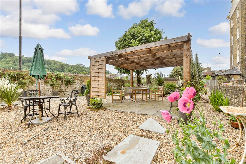 Property photo 2 of 13 Communal Gardens