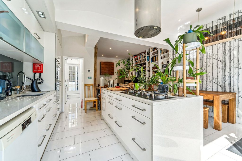 Property photo 2 of 12 Kitchen