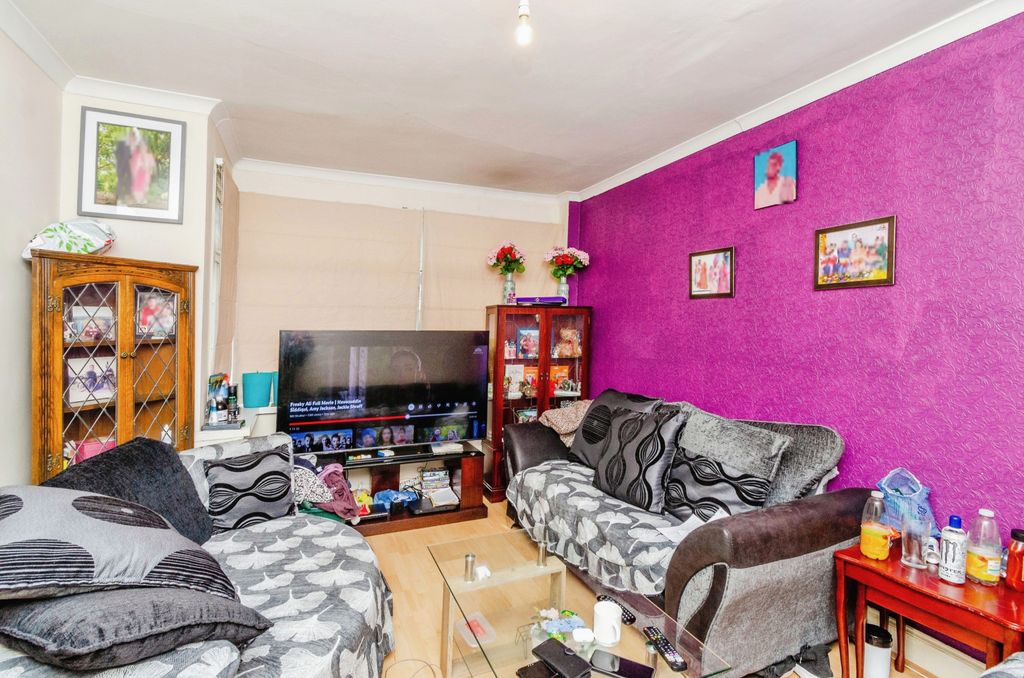 Property photo 3 of 8 Lounge