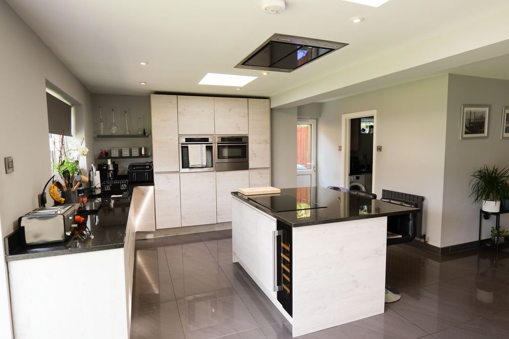 Property photo 2 of 31