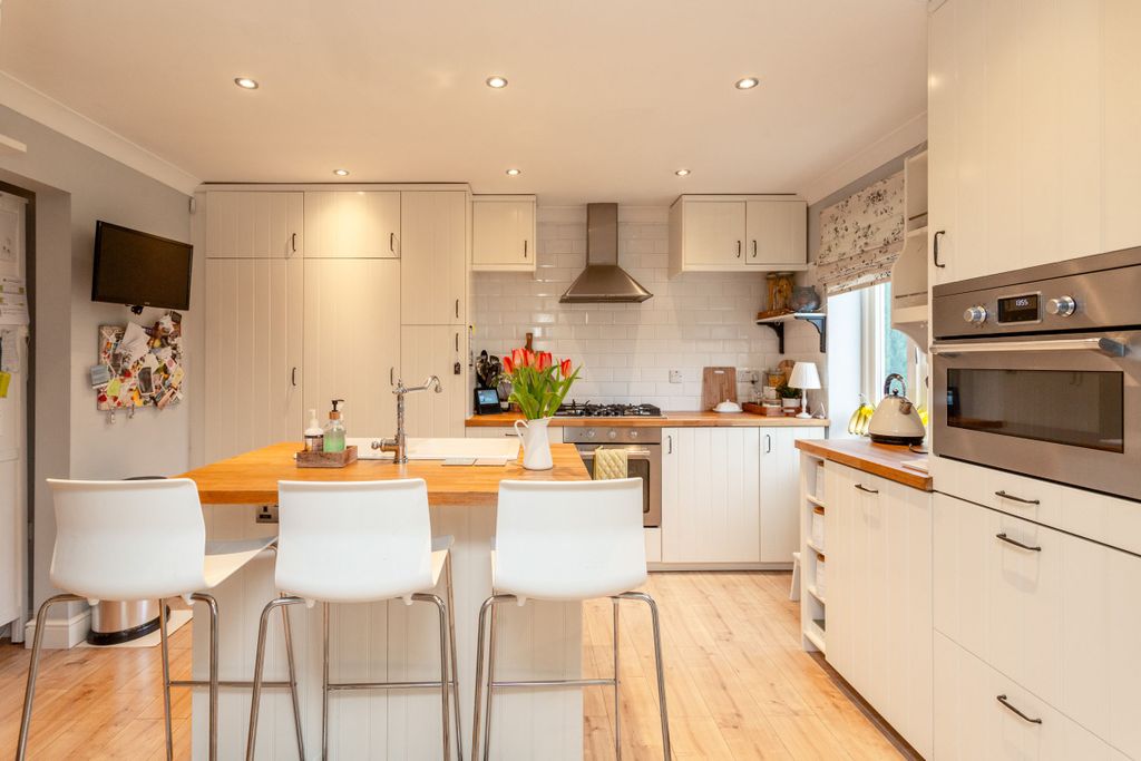 Property photo 2 of 40 Kitchenb