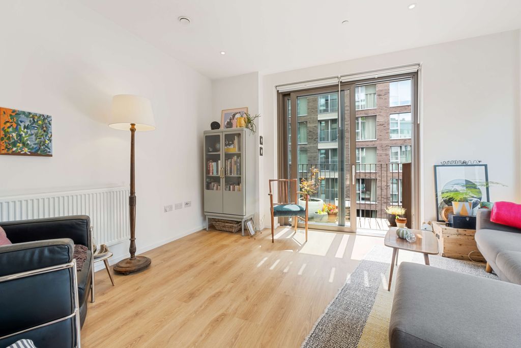 Property photo 3 of 12 Flat 72, Chancery Building Sw11 7As-9.Jpg