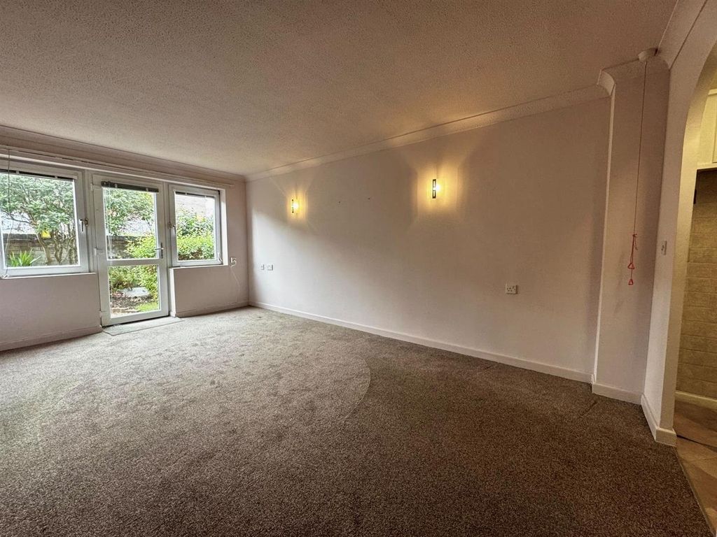 Property photo 1 of 20 Lounge
