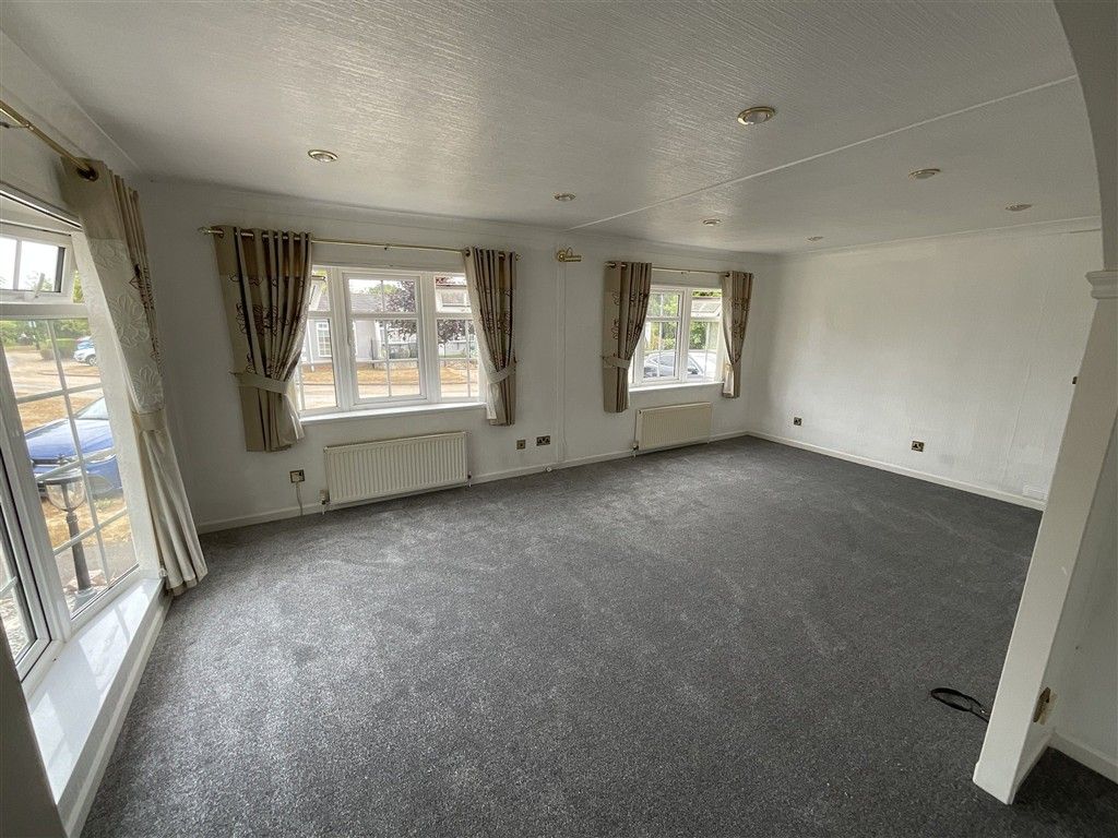 Property photo 3 of 10 Lounge