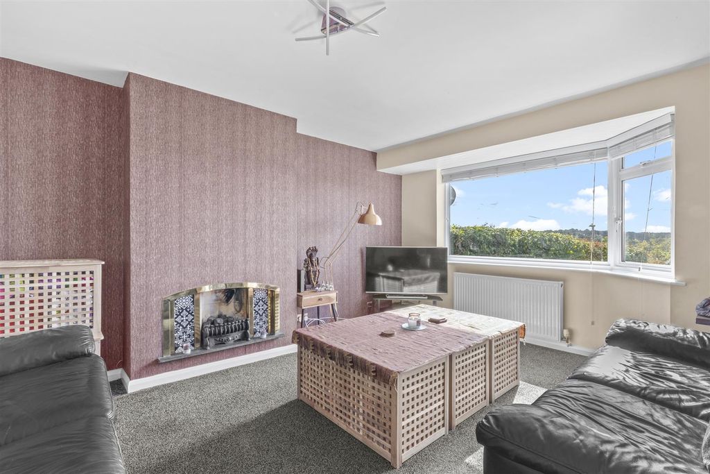 Property photo 3 of 15 10 Merrydown, Hp13 5Nq-5.Jpg