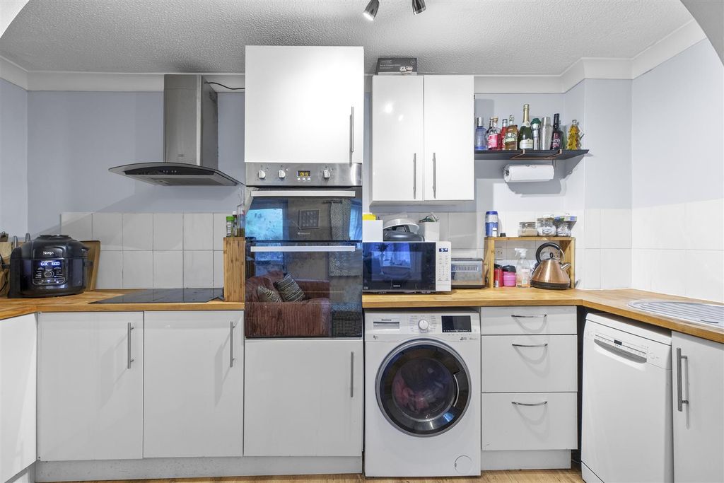 Property photo 3 of 11 46 Lawsone Rise, Hp13 5Ns-8.Jpg